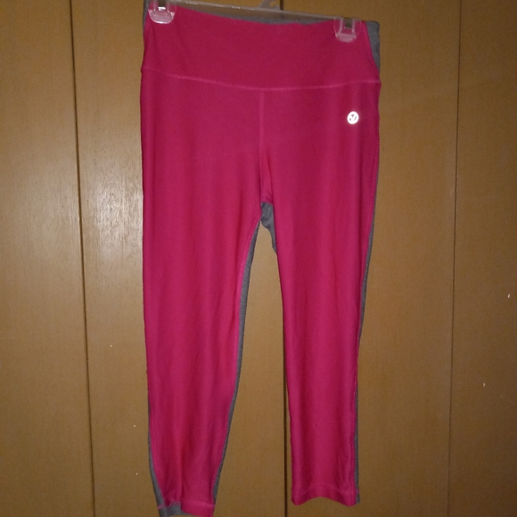VOGO ATHLETICA YOGA CAPRI PINK AND GREY. WOMENS SIZE S. SMALL. - Picture 9 of 10